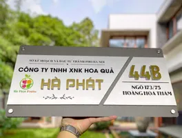 Bảng hiệu công ty inox xám khói 2 lớp chữ nổi 3D vàng xước bố cục 2 vùng tên và địa chỉ