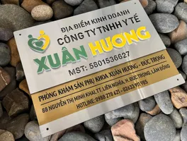 bảng hiệu inox 2 tông màu trắng xước vàng xước chữ nổi logo màu thương hiệu tổng thể
