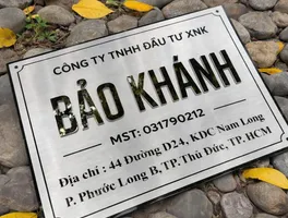bảng hiệu công ty inox trắng xước chữ gương bạc phản chiếu tổng thể