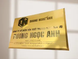 bảng hiệu công ty inox vàng gương cạnh vác chéo 45 độ logo nổi 3D ảnh sản phẩm rõ nét nền trắng