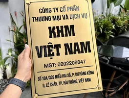 bảng hiệu công ty inox vàng xước khắc ăn mòn sơn tĩnh điện đen tổng thể