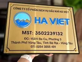 bảng hiệu công ty inox vàng xước chữ nổi 3D logo màu thương hiệu nền đế đen layering tổng thể