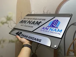 Bảng hiệu công ty TNHH xây dựng inox xám khói bạc xước 3 mảnh ghép chữ nổi 3D đen logo màu xanh