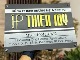 Bảng hiệu công ty TNHH thương mại dịch vụ inox xám khói chữ nổi 3D vàng có logo và mã số thuế