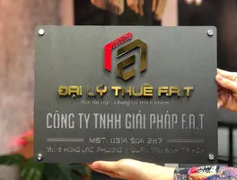Bảng hiệu công ty TNHH giải pháp F.A.T inox xám khói sơn tĩnh điện logo nổi 3D vàng đỏ bạc chữ nổi vàng