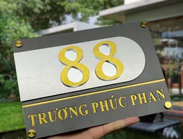 Bảng số nhà inox 2 lớp chữ vàng gương 24K nền xám khói tấm số viền cong cao cấp Bảng Hiệu Vàng