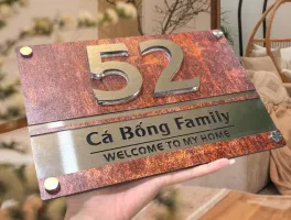 Bảng số nhà inox 3D chữ nổi nền sơn giả đá rỉ sét tông nâu đỏ, thương hiệu Bảng Hiệu Vàng