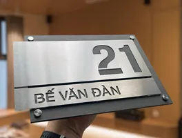 Bảng số nhà inox 3D hai tông bạc đen cắt xuyên số nổi phong cách tối giản cao cấp