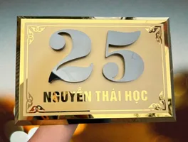 Bảng số nhà inox vàng gương hoa văn cổ điển chữ nổi 3D trắng gương – mặt trước hoàn chỉnh