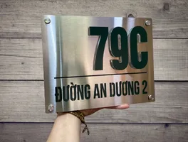 Bảng số nhà inox xước bạc chữ nổi 3D sơn tĩnh điện màu xanh lá tùy chọn – phong cách hiện đại cá tính