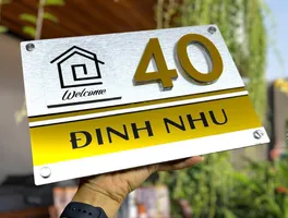 Bảng số nhà inox xước bạc phối vàng gương, chữ nổi 3D kết hợp ăn mòn, họa tiết ngôi nhà và chữ Welcome