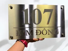Bảng số nhà inox xước bạc khắc chìm ăn mòn hoá học chữ xám mờ – sang trọng tối giản như biển hiệu khách sạn cao cấp