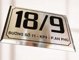 Bảng số nhà inox xước bạc cạnh vát 45° khắc chìm phong cách cổ điển Châu Âu – góc chụp cao thấy toàn bộ viền vát xung quanh