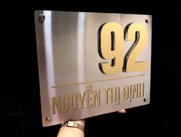 Bảng số nhà inox xước bạc vàng gương chữ nổi 3D tối giản sang trọng – nền tối nổi bật