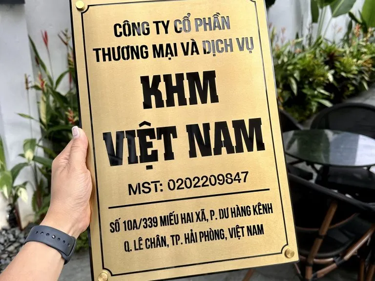 Bảng hiệu công ty TNHH – inox ăn mòn nền vàng bảng hiệu công ty inox ăn mòn nền vàng chữ nổi màu xanh lá