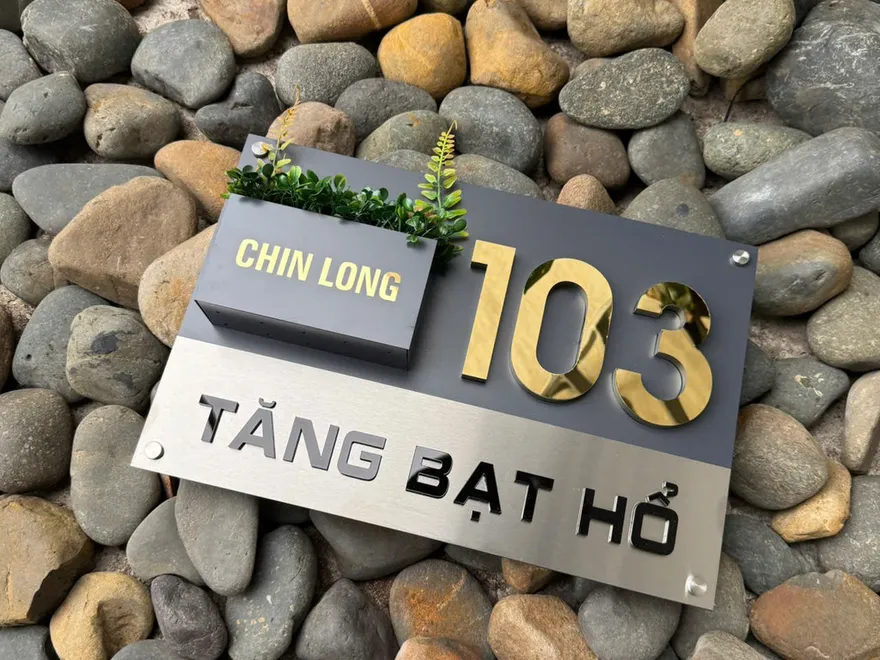Bảng Số Nhà Đa Tầng Chữ Nổi Vàng Đồng Bảng số nhà 103 inox xám, chữ số vàng đồng nổi 3D, có tên riêng Chin Long và địa chỉ Tăng Bạt Hổ, có chậu cây trang trí
