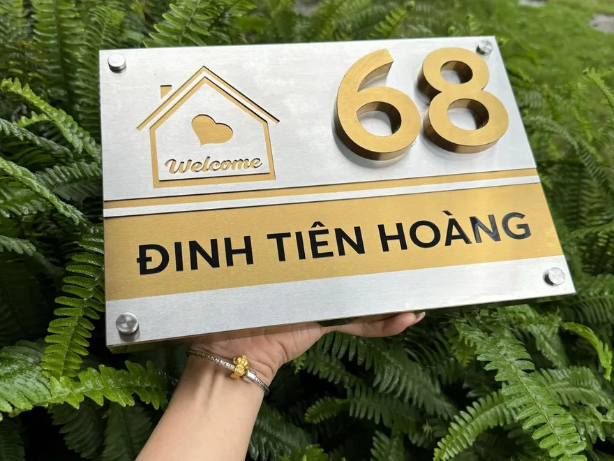 Bảng Số Nhà Inox Ăn Mòn Kết Hợp Chữ Nổi Vàng Đồng | Mẫu Welcome Bảng số nhà 68 inox ăn mòn kết hợp chữ nổi vàng đồng, có icon Welcome và tên đường Đinh Tiên Hoàng