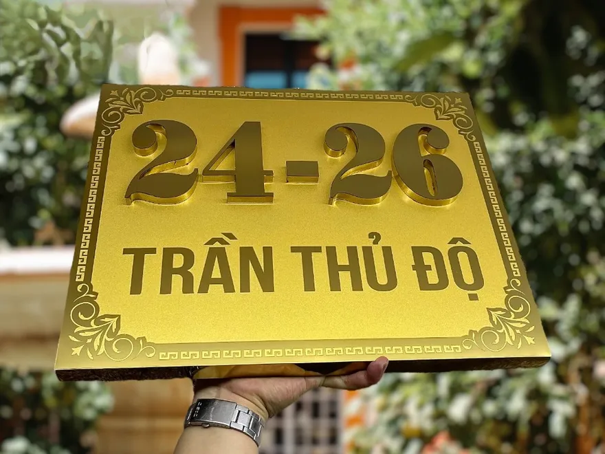 Bảng Số Nhà Inox Vàng Gương Ăn Mòn Cổ Điển Bảng số nhà 24-26 inox vàng gương có hoa văn viền cổ điển, tên đường Trần Thủ Độ