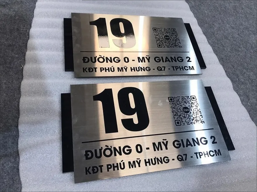 Làm Biển Số Nhà Quận 7 – Inox 304 Hairline Khắc Laser CNC Tích Hợp QR Code Phú Mỹ Hưng Mẫu làm biển số nhà Quận 7 inox 304 xước hairline khắc laser số 19 tích hợp QR code Zalo, KĐT Phú Mỹ Hưng