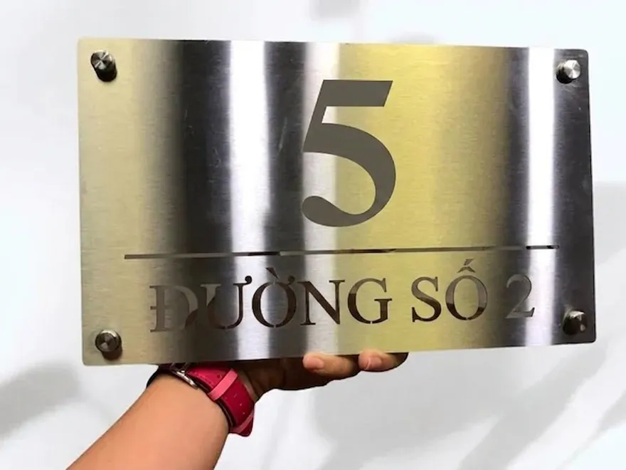 Làm Biển Số Nhà Quận 7 – Inox Hai Tông Màu Vàng Bạc Khắc Ăn Mòn Hóa Chất Mẫu biển số nhà Quận 7 inox 304 hai tông màu vàng xước – bạc hairline khắc ăn mòn laser, gắn trụ ốc kính nổi