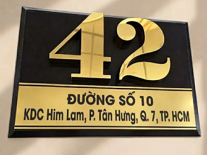 Làm Biển Số Nhà Quận 7 – Inox Vàng Gương Chữ Nổi 3D Nền Đen KDC Him Lam Mẫu làm biển số nhà Quận 7 số 42 inox vàng gương chữ nổi 3D nền đen tại KDC Him Lam, P. Tân Hưng
