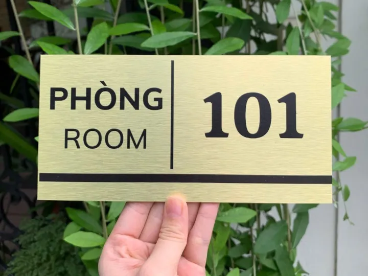 Bảng số phòng song ngữ Việt Anh cho khách sạn quốc tế | Bảng Hiệu Vàng Bảng số phòng song ngữ Việt Anh nền nhôm vàng chuyên nghiệp