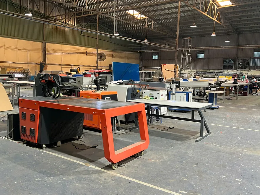 Dây chuyền sản xuất bảng hiệu tại xưởng quảng cáo