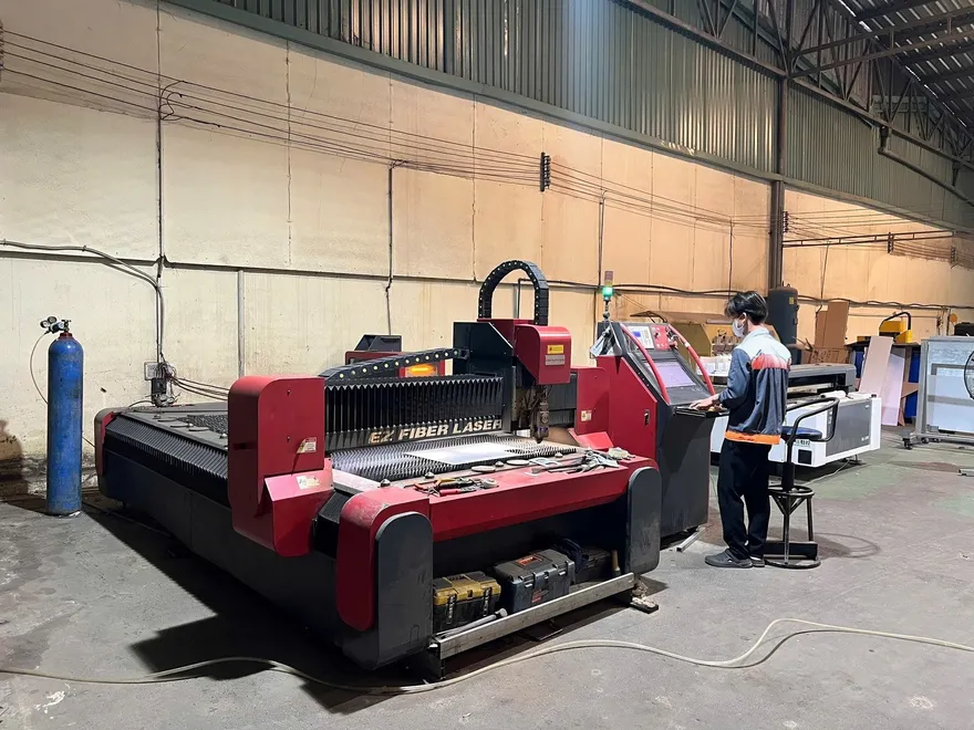 Máy laser cắt inox làm chữ nổi inox