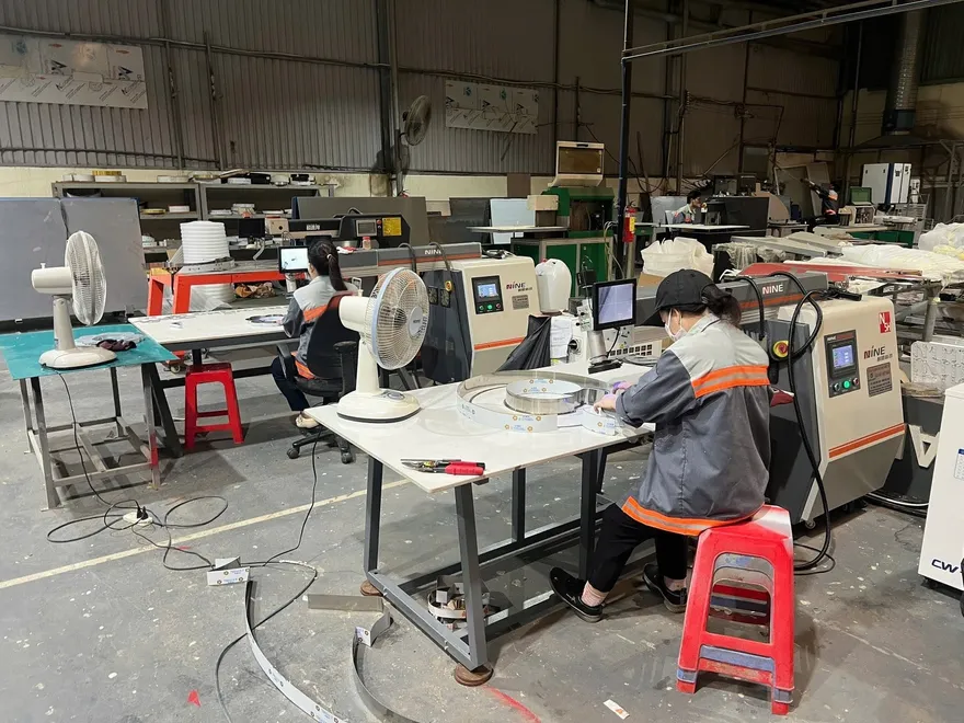 Máy laser hàn inox làm chữ nổi inox