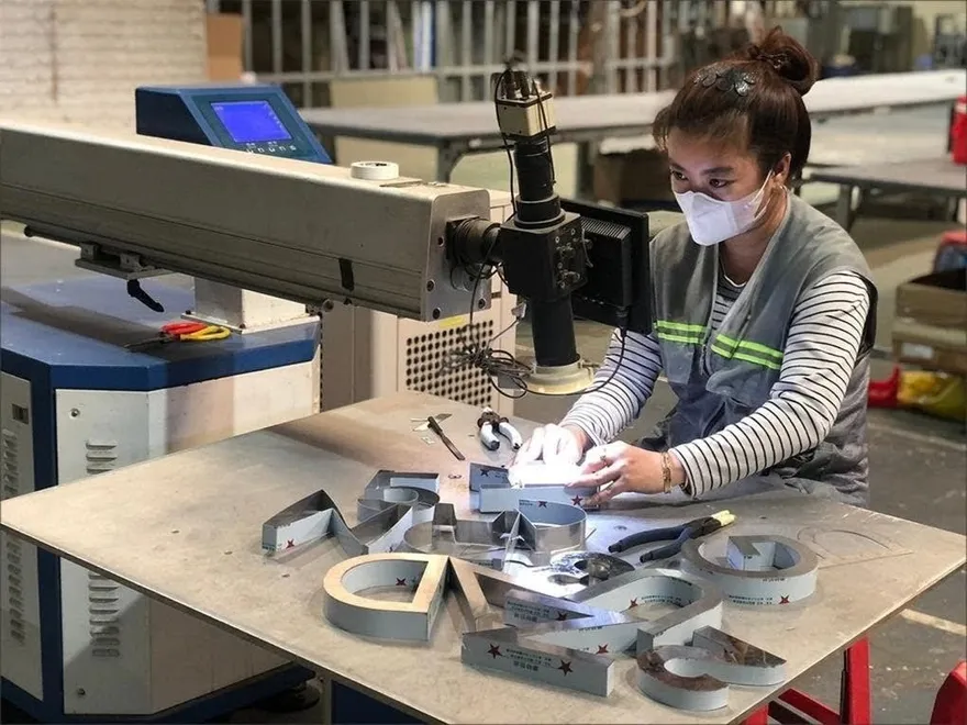 Chữ nổi inox đang được hàn bằng máy Laser