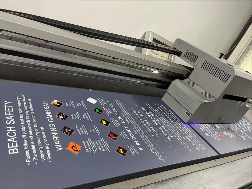 Máy in UV kim loại phục vụ sản xuất bảng hiệu