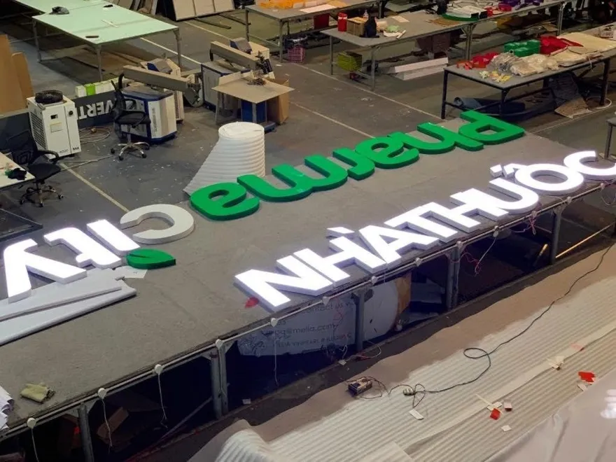 Làm bảng hiệu mica theo yêu cầu khách hàng