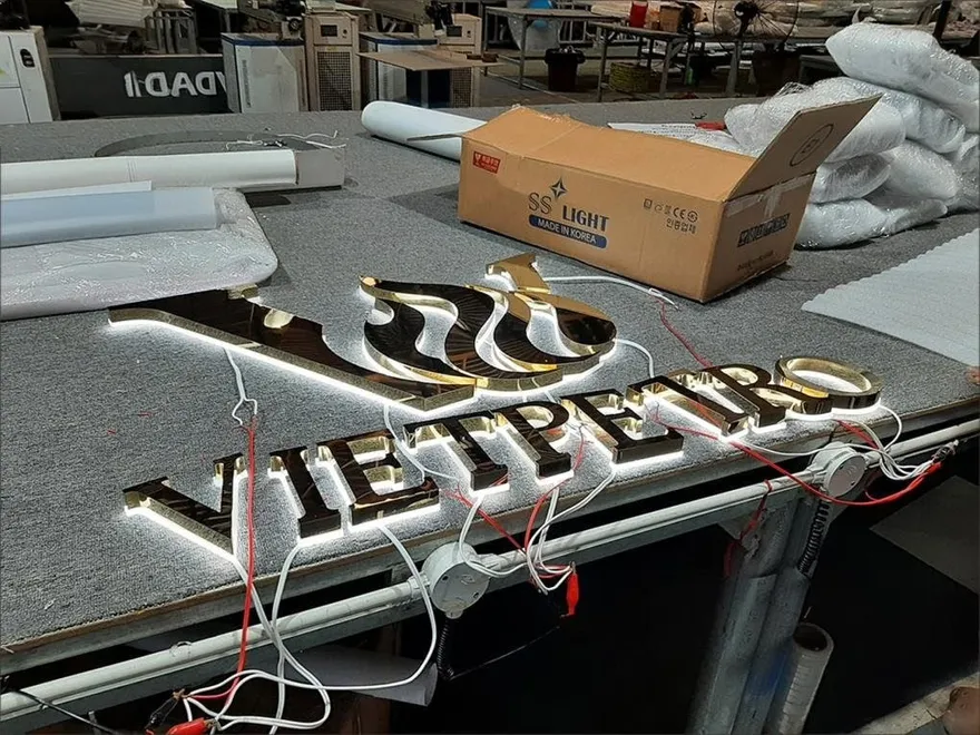 Sản xuất bảng hiệu inox tại xưởng quảng cáo