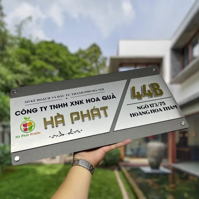 Góc nghiêng bảng hiệu công ty inox 2 lớp xám khói vàng xước cho thấy độ dày chữ 15mm và đường cắt chéo phân vùng