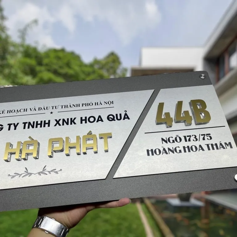 Bảng hiệu công ty inox 2 lớp xám khói chữ vàng nổi phối cảnh trước biệt thự văn phòng hiện đại
