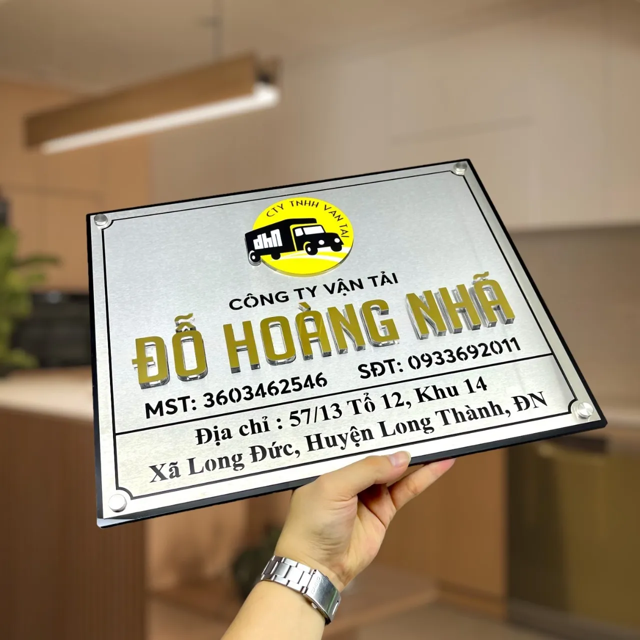 Bảng hiệu công ty inox 304 xước bạc nhìn góc nghiêng thấy rõ viền đen và độ dày chữ Góc nghiêng bảng hiệu công ty inox 304 xước bạc chữ nổi 3D vàng gương viền đen cạnh vuông
