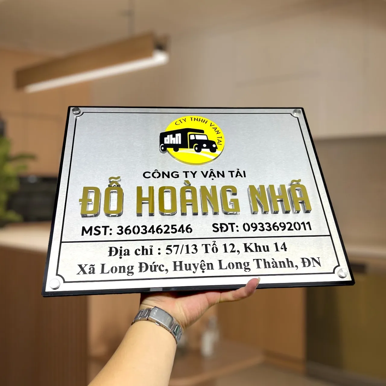 Bảng hiệu công ty inox 304 xước bạc toàn cảnh phối cảnh thực tế trong nội thất Bảng hiệu công ty inox 304 xước bạc chữ nổi 3D vàng gương viền đen toàn cảnh phối cảnh nội thất văn phòng