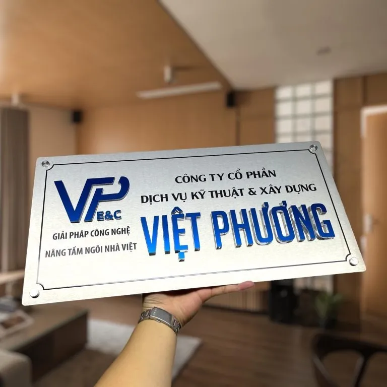 bảng hiệu công ty inox trắng xước chữ nổi 3D sơn màu thương hiệu xanh dương bố cục 2 cột tổng thể văn phòng