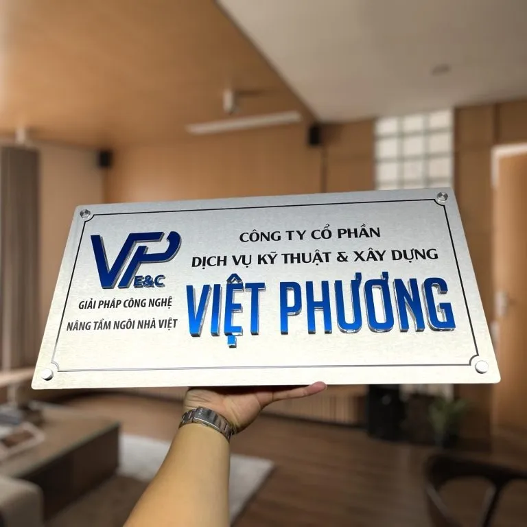 bảng hiệu công ty inox bạc xước chữ nổi 3D sơn xanh dương nhìn góc nghiêng thấy chân dựng 15mm