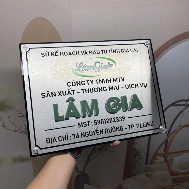 Mặt trước bảng hiệu công ty inox bạc xước chữ nổi 3D màu xanh lá – Bảng Hiệu Vàng Mặt trước bảng hiệu công ty inox bạc xước, chữ nổi 3D LÂM GIA màu xanh lá cao 1cm, logo thương hiệu, khung viền chìm