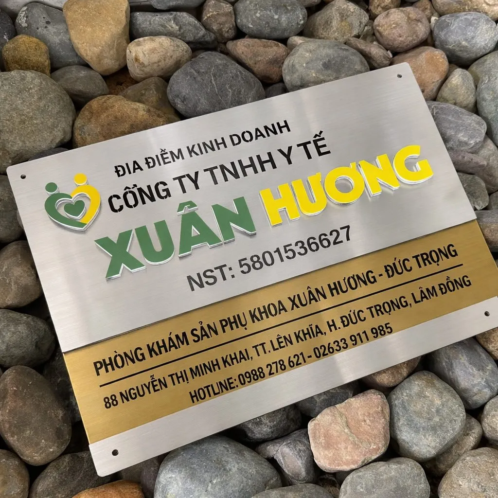 Bảng hiệu inox 2 tông màu – cận cảnh logo và chữ nổi sơn màu thương hiệu cận cảnh logo và chữ nổi inox sơn tĩnh điện đa màu thương hiệu trên bảng hiệu inox 2 tông màu trắng xước