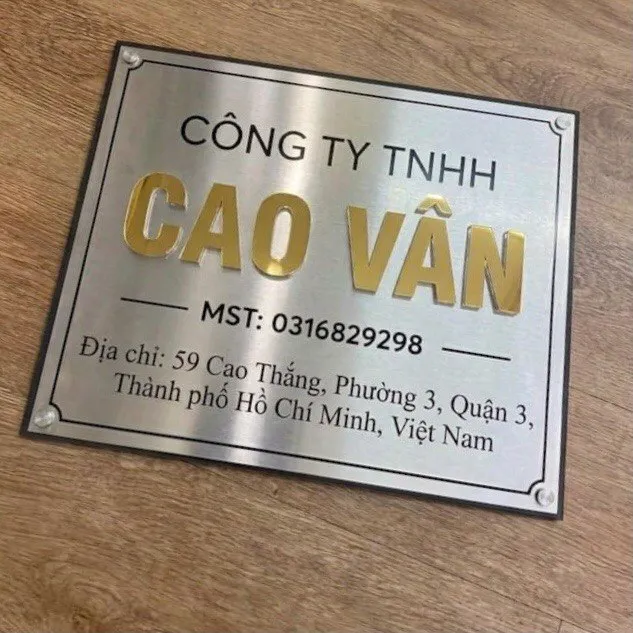 bảng hiệu công ty inox tương phản bạc xước vàng gương chữ nổi 3D chiều sâu