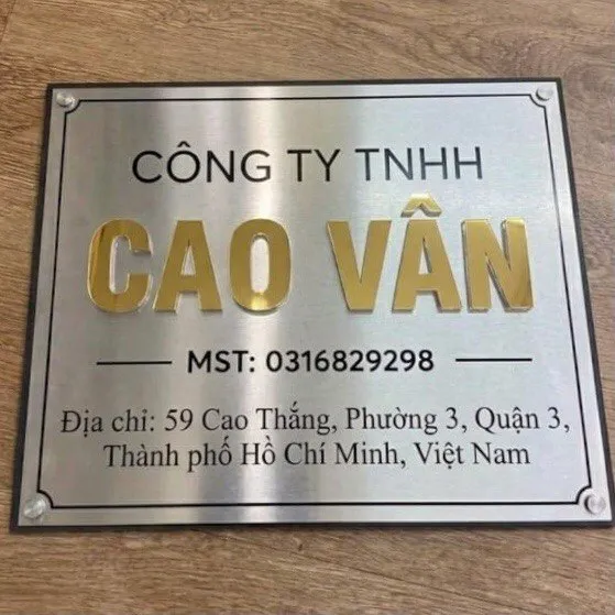 bảng tên công ty inox trắng xước chữ vàng nổi tương phản bạc vàng toàn cảnh