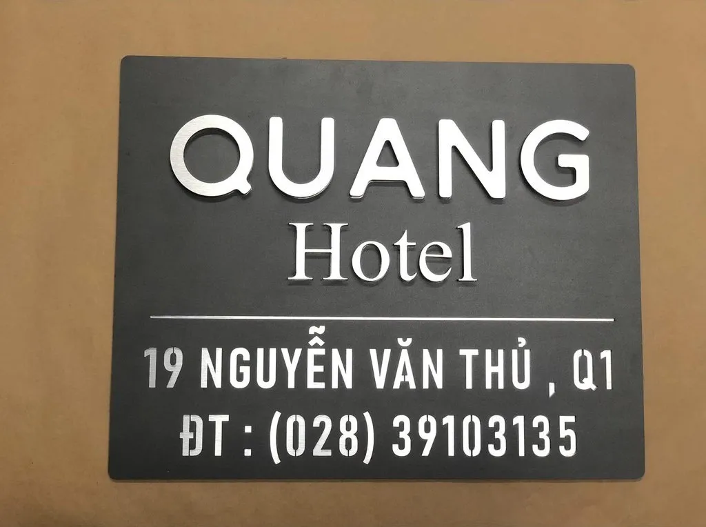 Bảng hiệu công ty inox xám khói chữ nổi 3D bạc xước – Bảng Hiệu Vàng