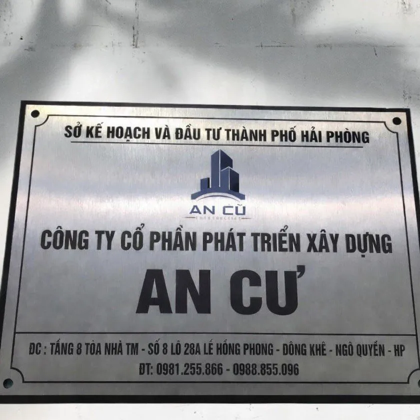 Bảng hiệu công ty inox trắng xước ăn mòn gắn tường văn phòng thực tế bảng tên công ty inox ăn mòn kim loại gắn tường trụ sở chính