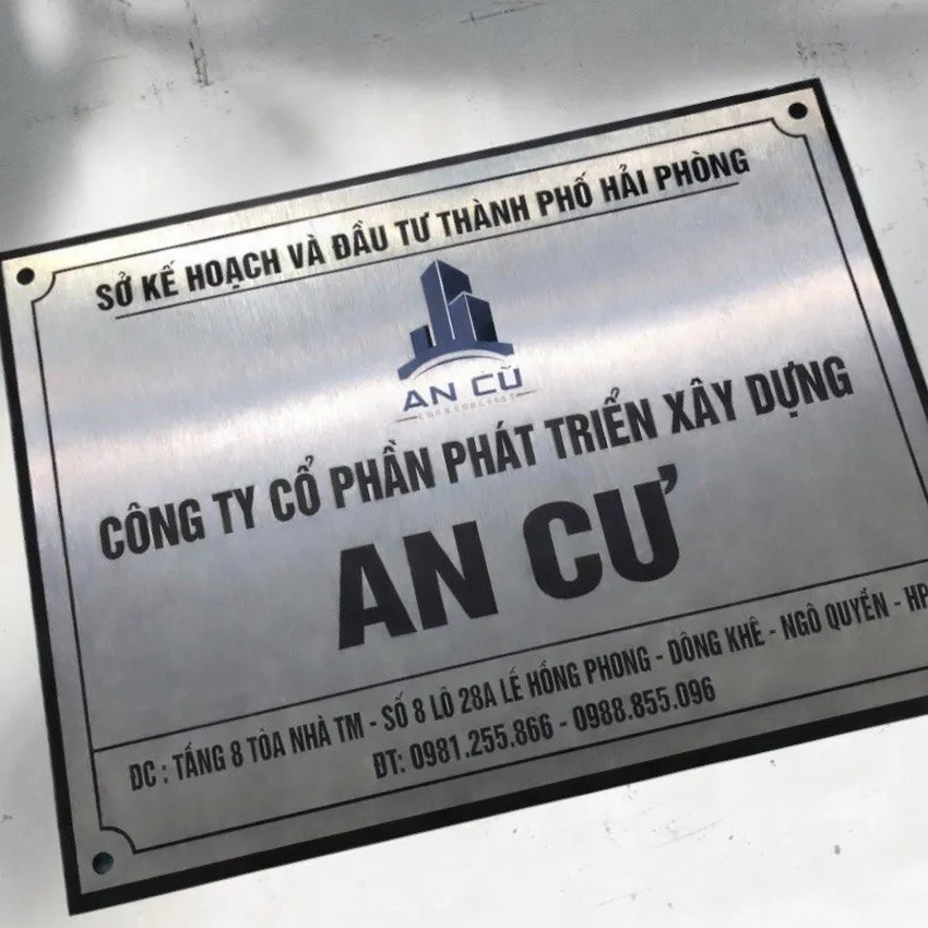 Cận cảnh bề mặt inox ăn mòn kim loại phủ sơn tĩnh điện đen bề mặt inox 304 trắng xước ăn mòn chữ lõm sơn tĩnh điện đen
