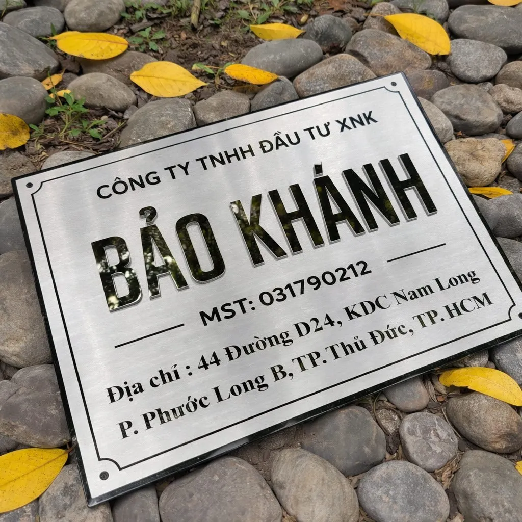 bảng hiệu công ty inox trắng xước chữ gương bạc phản chiếu tổng thể