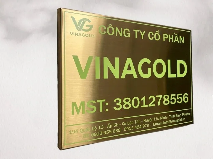 chi tiết góc vuông sắc sảo và viền vàng đồng bảng hiệu inox công ty