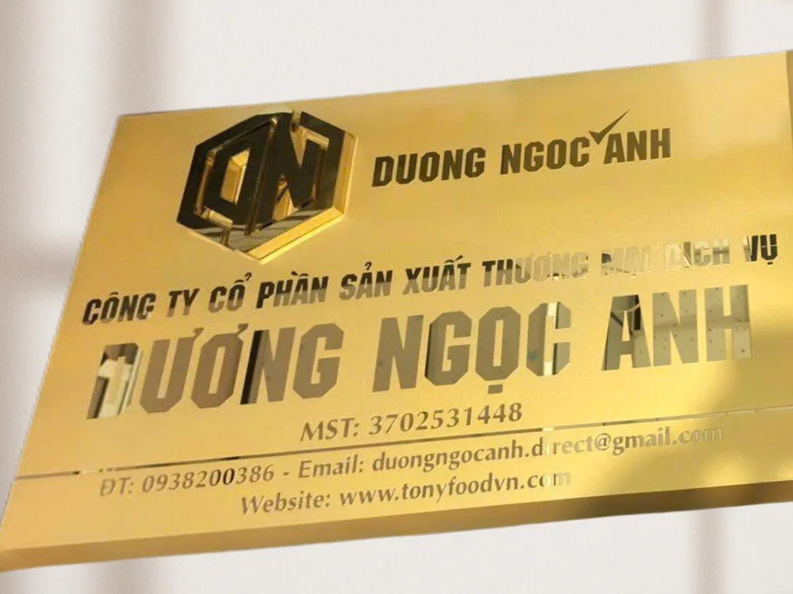 bảng hiệu công ty inox vàng gương cạnh vác logo nổi gắn tường thực tế văn phòng