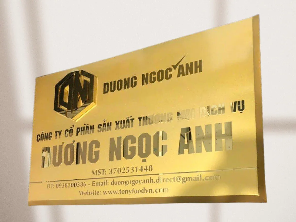 bảng hiệu công ty inox vàng gương cạnh vác chéo 45 độ nhìn góc nghiêng hiệu ứng phản chiếu ánh sáng rực rỡ